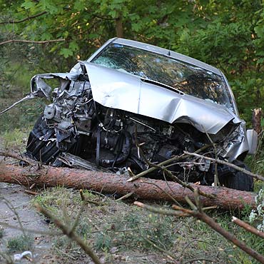 Straci kontrol nad pojazdem i roztrzaska auto na drzewach