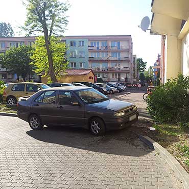 Zaparkowa auto zastawiajc dojazd