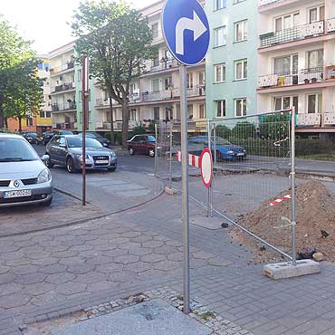 Zaparkowa auto zastawiajc dojazd