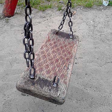 Kolejny plac zabaw w opakanym stanie. Rodzice – pilnujcie dzieci!