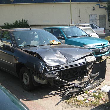 Stary citroen straszy na parkingu