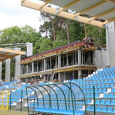 Dach ju gruje nad czci stadionu. Zobacz film!