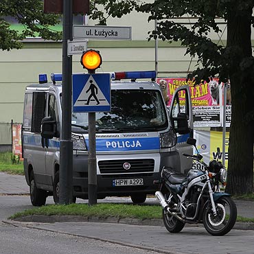 Omija dziury w jezdni, wywrci si. Motocyklista w szpitalu