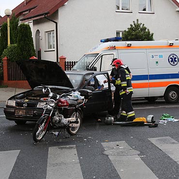 Grony wypadek na skrzyowaniu. Motocyklista i pasaer potrceni przez samochd. Zobacz film!
