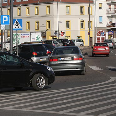 Zaparkowane samochody utrudniaj wjazd na Wybrzee W. IV