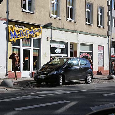 Ustawili betonowe półkule. Samochody nie wjadą już na chodnik