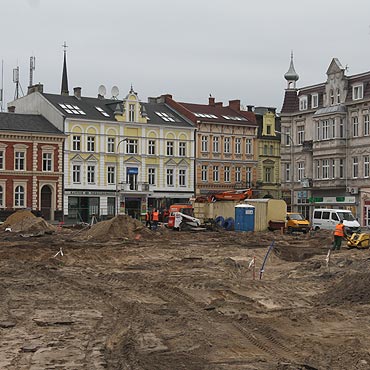 Skadana choinka stanie w rozkopanym centrum