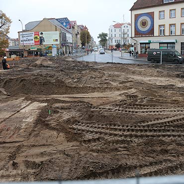 Skadana choinka stanie w rozkopanym centrum