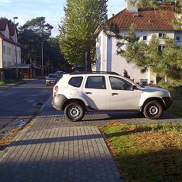 Parkuje w zatoczce, zajmujc chodnik 