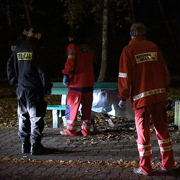 Policjanci nie wezwali karetki pogotowia. Mczyzna zmar