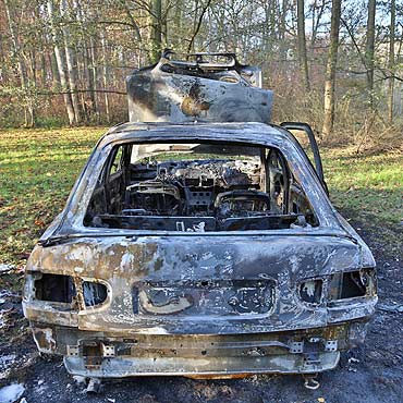 W nocy podpalono samochd w parku. To skradzione wczeniej auto z Goleniowa