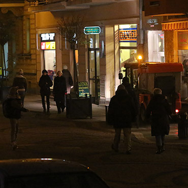Chodnik na deptaku posprztany. Ale tylko po jednej stronie