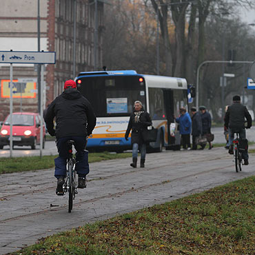 Uwaga rowerzyci! Na ciekach rowerowych peno pinezek