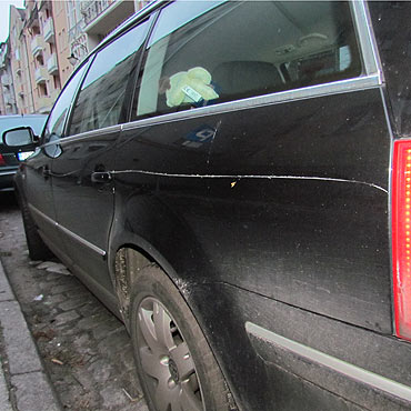 Porysowano osiem samochodów. Sprawców mogła nagrać kamera
