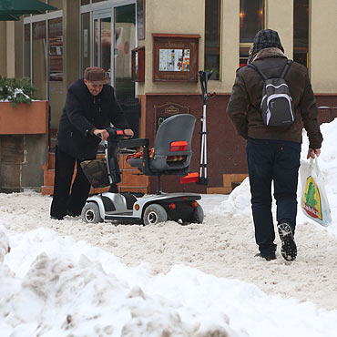Piesi lizgaj si na zasypanych chodnikach