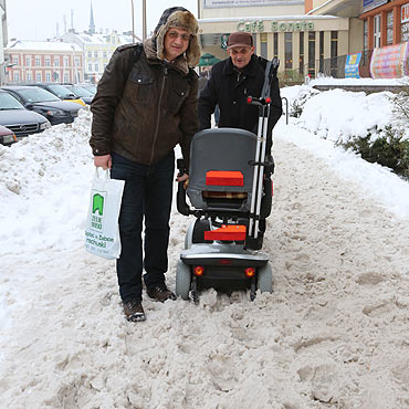 Piesi lizgaj si na zasypanych chodnikach