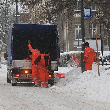 Śniegowy horror. Drogowcy robią co mogą