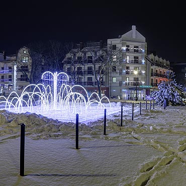 Kolorowa choinka rozwietla Plac Sowiaski. Podoba si wam? Zobacz film!