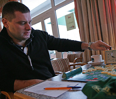 Łukasz Przyszlak triumfował podczas mikołajkowego turnieju scrabble
