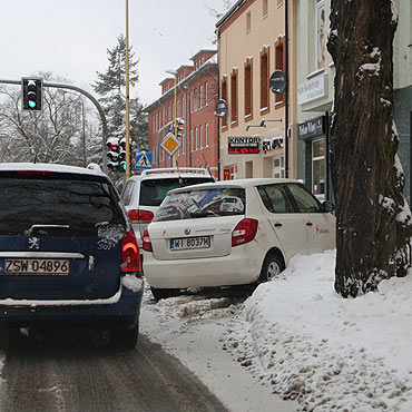 Kierowcy, uwaajcie na betonowe pkule i stojaki na rowery!