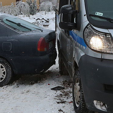 Nie zeskrobał szyb. Uderzył w policyjny radiowóz