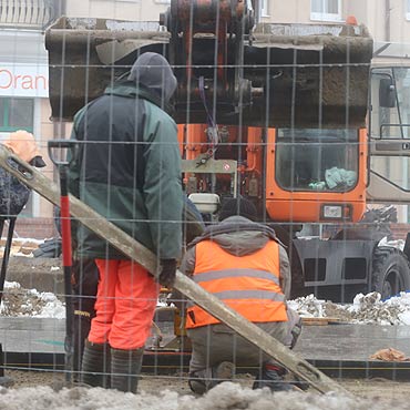 Spieszą się z remontem placu. Czy prace przy tych temperaturach wyjdą na dobre?
