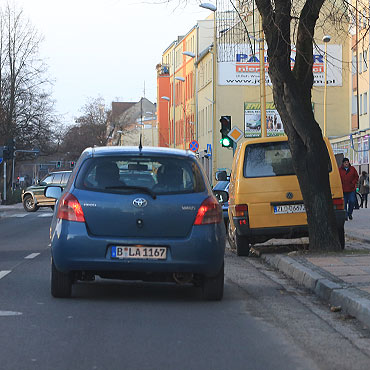 Ten samochd stoi tam ju ponad 2 tygodnie. Porzucony?