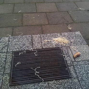 Niejadek wyrzuca jedzenie przez okno. Piesi lizgaj si na makaronie