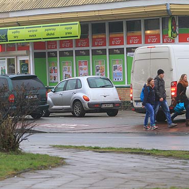 Parkuj samochody na chodniku. Piesi musz chodzi po ciece dla rowerw