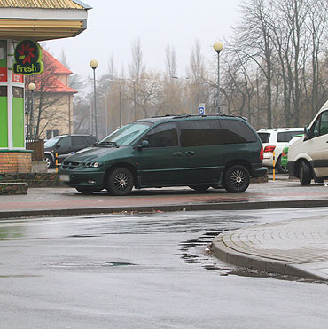 Parkują samochody na chodniku. Piesi muszą chodzić po ścieżce dla rowerów