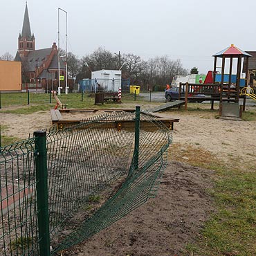 Wandale rozrabiaj. Zniszczyli ogrodzenie placu zabaw w Przytorze