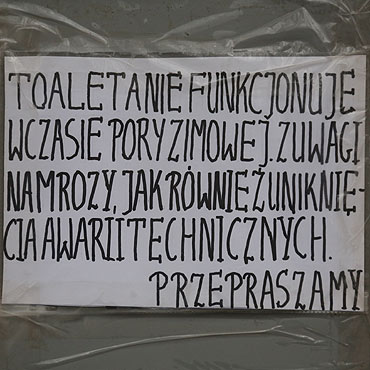 Dbają o toaletę przy plaży. Nie chcą, aby się popsuła, dlatego jest zamknięta