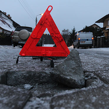 Trylinki na Wielkopolskiej w fatalnym stanie. Kierowcy niszczą samochody