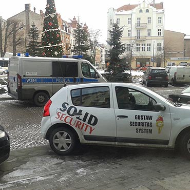 Chwycił eleganckie spodnie i dał dyla