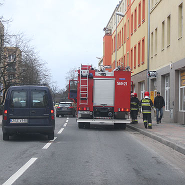 88-letnia kobieta zasaba. Straacy weszli do mieszkania przez okno