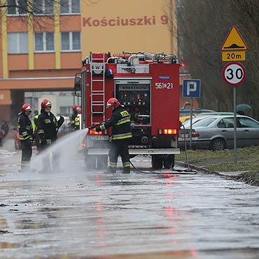 Usunli gigantyczn plam oleju. Zalao ca ulic