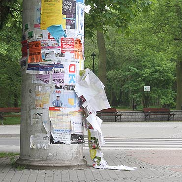 Supy ogoszeniowe strasz starymi plakatami. Kto za to odpowiada?
