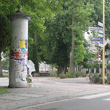 Supy ogoszeniowe strasz starymi plakatami. Kto za to odpowiada?