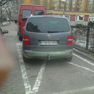 Urzdnicy ponad prawem? Parkuj na „kopertach”