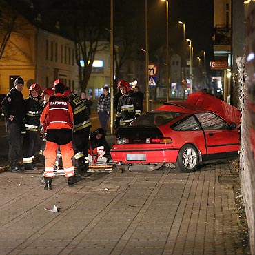 Wypadek na Armii Krajowej. Wjecha w metalowe ogrodzenie