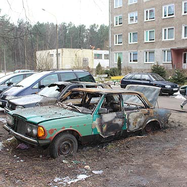 Podpalacz na Warszowie. Spony trzy samochody i mietnik