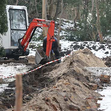 Metalowe trumny na placu budowy?