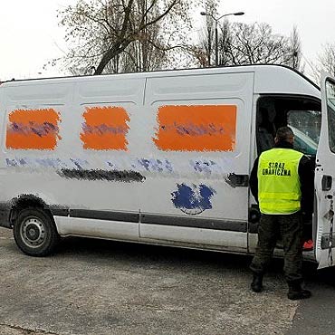 Nie zatrzyma si do kontroli. Porzuci samochd i uciek