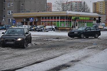 Stuczka na skrzyowaniu. Przejecha na czerwonym