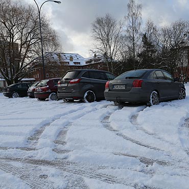 Urzd zapomina o mieszkacach! Na parkingu przed magistratem zalegaj tony niegu!