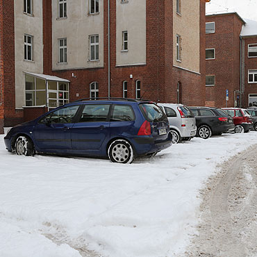Urzd zapomina o mieszkacach! Na parkingu przed magistratem zalegaj tony niegu!