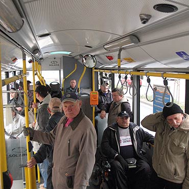 Autobusy za darmo? Wicej mieszkacw zostawioby samochd na parkingu