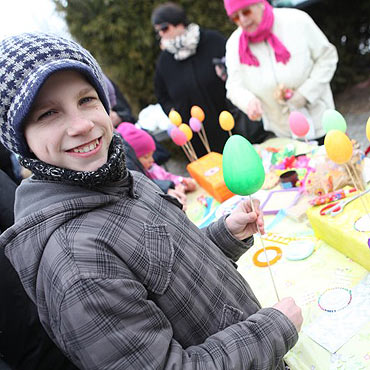 Rozbijali wielkanocne jaja na głowach. Tłumy na Wyspach Wielkanocnych