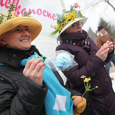 Rozbijali wielkanocne jaja na głowach. Tłumy na Wyspach Wielkanocnych
