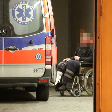 Wypadek w porcie. Metalowa rura przygniota nog pracownikowi